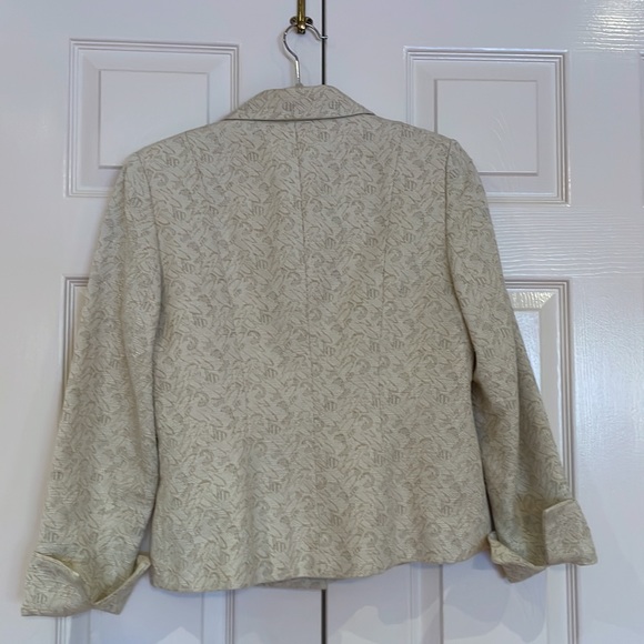 Jones New York Essentials: Classic Blazer in cream/light brocade. - Picture 3 of 6